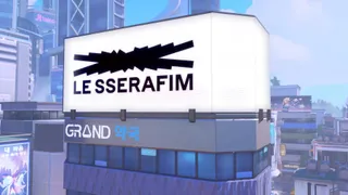 BUSANのビルボードに表示されたLE SSERAFIMのロゴ